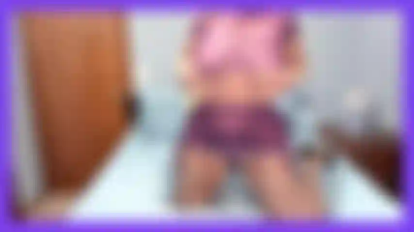 Traje morado, sexy, chupando un consolador, cabalgando y follando, modelando un bonito traje morado, haciendo gstring y luego chupando un consolador, montando un juguete y haciendo rebotar las tetas con joi.