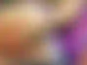 Mírame ponerme travieso en mi patio trasero. Muestro mis tetas, coño y culo. Luego me acuesto en la hierba y me toco el coño con los dedos.