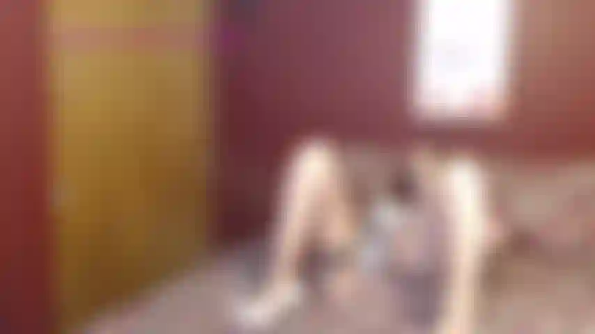 Strokefornylonpiernas hasta los muslos: presumo con muslos y tacones color canela y te digo que te masturbes con ellos.