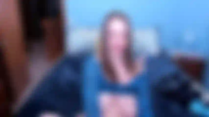 Cumonmypinksatinfullbacks: modelando bragas de satén rosa con la espalda completa y diciéndote que te corras en ellas dando joi.