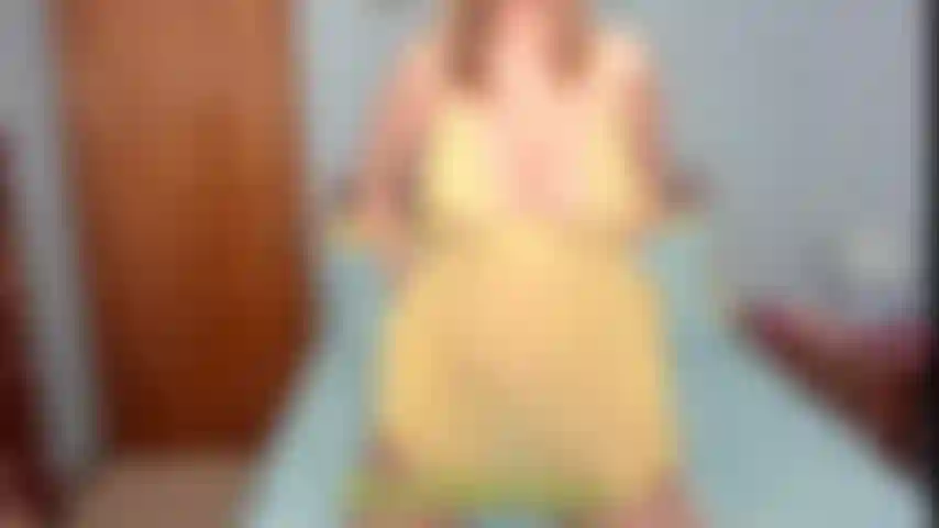 Twerking por el culo y follando con los dedos en pov. Sacudo mi gran culo, hago twerking y luego toco mi apretado coño de cerca.