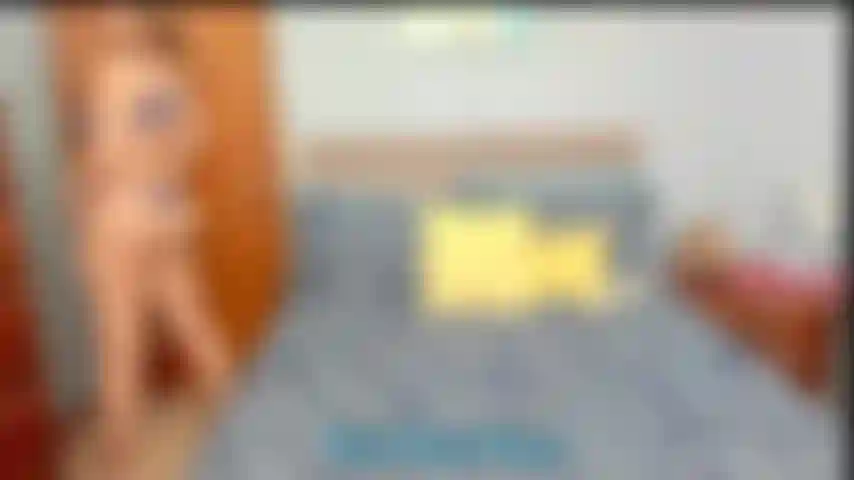 Modelando lencería sexy azul, abriendo el coño a cuatro patas.