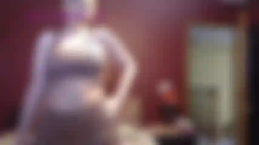 Stepmom catches you: juego de roles en el que la madrastra te sorprende cuando llega a casa del gimnasio y te estás masturbando. Te digo que me lo acaricies mientras te provoco y hablo sucio.