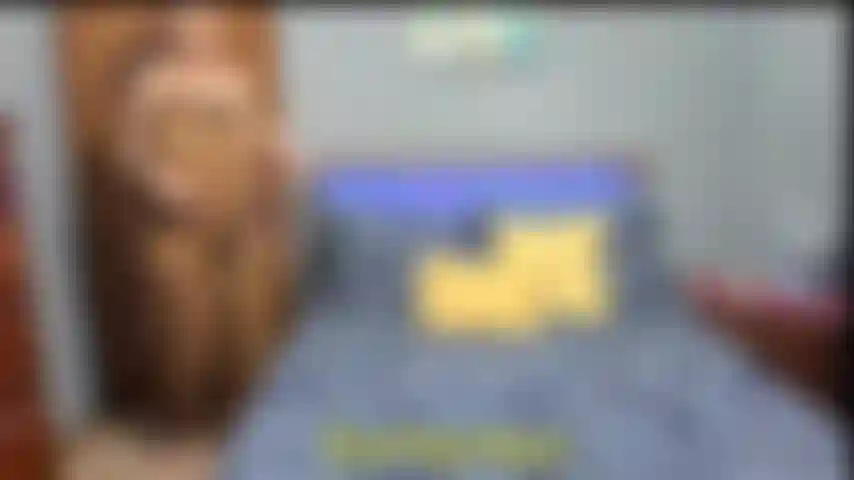 Milf con tetas caídas y follando con las tetas. Muestro mis grandes tetas de milf, rebotando y dando alegría, usando un juguete y hablando de cómo te follaría las tetas.