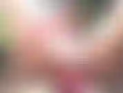 Estoy sentada al aire libre en mi patio follándome el coño en mi silla de jardín.