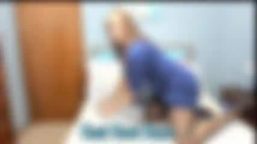 Juguete para follar en medias de nailon y tacones, vestido azul sexy y medias de nailon negras, mostrando el culo y luego follando el coño con un juguete con las piernas abiertas.