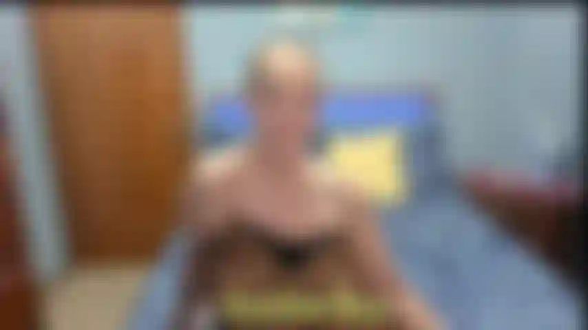 Adoro mi culo y mis plantas pov. Muestro mi gran culo y te digo que lo adores con mis pies.