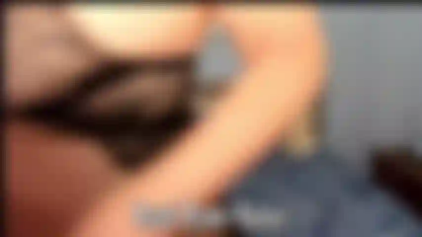 Acaricio culo de puma en medias, mostrando culo grande y jugoso hablando sucio.