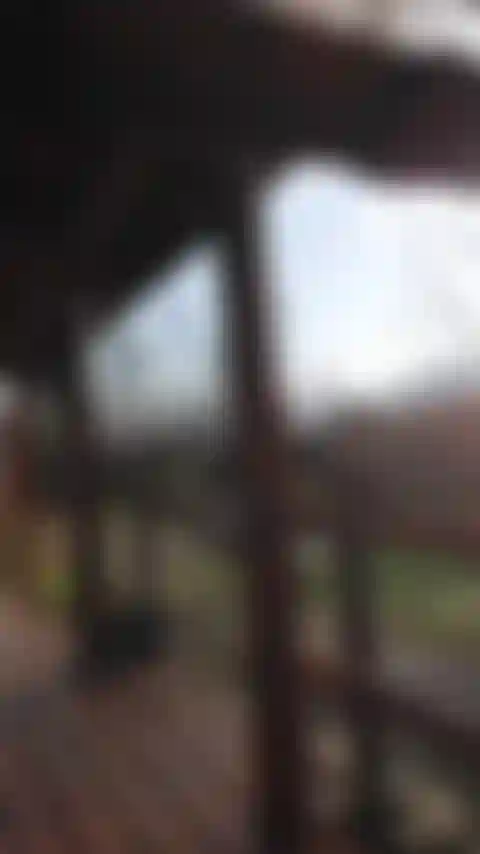 El sexy culo de mi esposo afuera huele las flores.