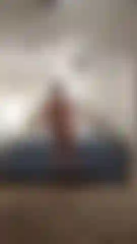 Marido sexy dándole palmadas en el culo y acariciando su polla.