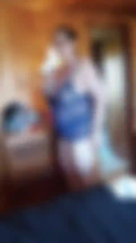 Esposa sexy milf con lencería azul luciendo sexy.