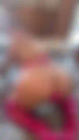 Bunny sacude el culo con un plug anal.