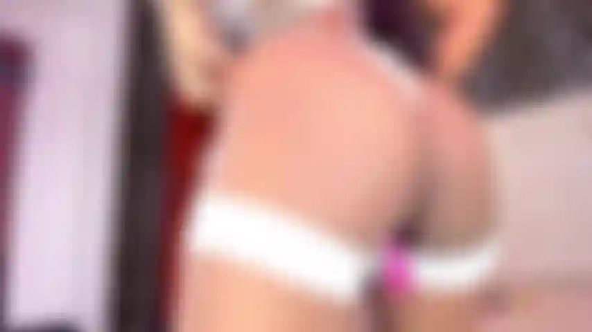 Montada sobre un delicioso consolador que hace que mi coño chorree libremente hasta correrme.