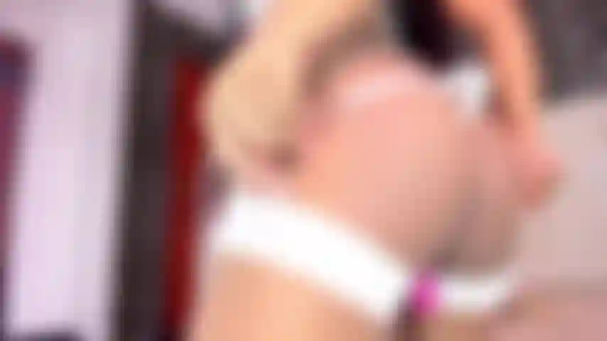 Cabalgando sobre un rico dildo que me hace chorrear el coño.