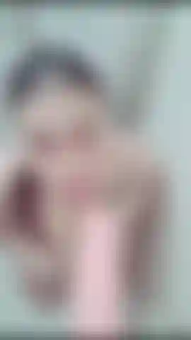 Chupando una polla gigante en el baño.