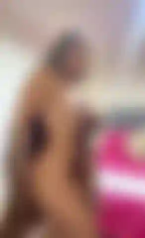 Sensual y juguetona dentro de mi dormitorio.