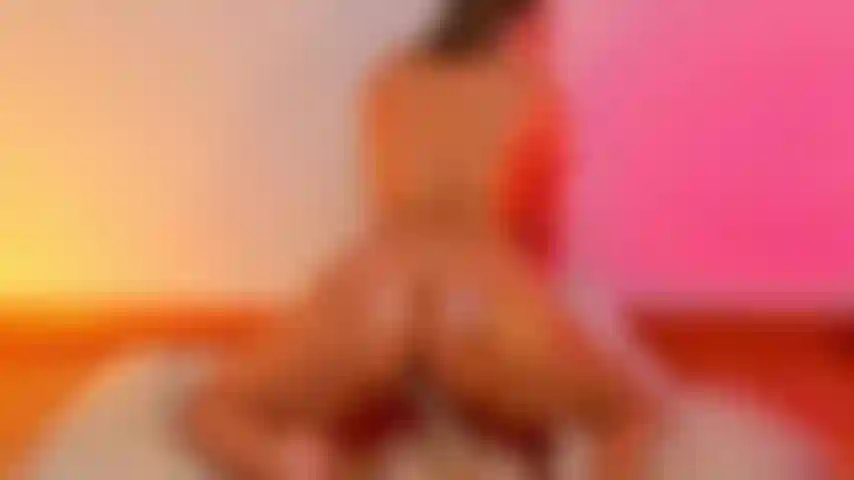 Cabalgando un enorme consolador y torso profundamente y duro.