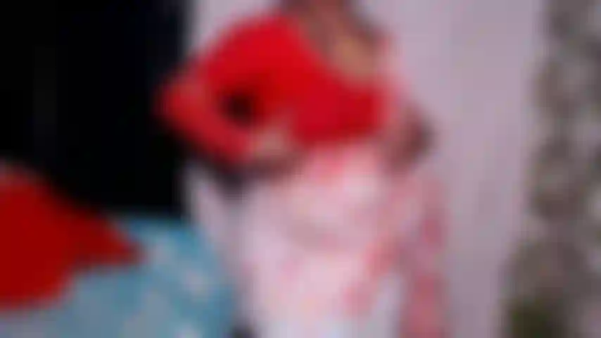 Presiona mis pechos abiertos.