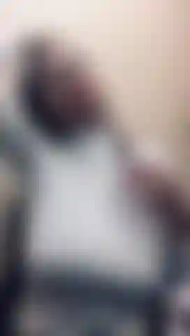 Burlas de grandes tetas cuelgan columpio.