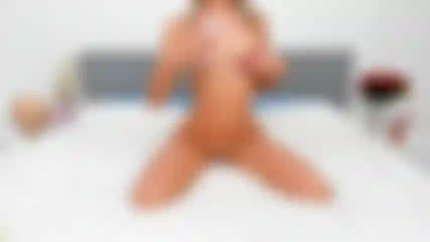 Masaje con aceite y twerk desnuda.