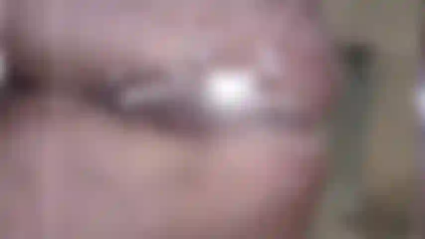 ¡Mi culo gordo y enjabonado y mi coño rosado aplastándose sobre una silla transparente! ¡Grabando desde justo debajo para que tengas un primer plano súper cercano mientras me restriego y me deslizo!