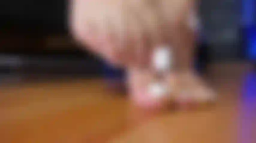 Escupir pies + footjob + correrse en mis pies.