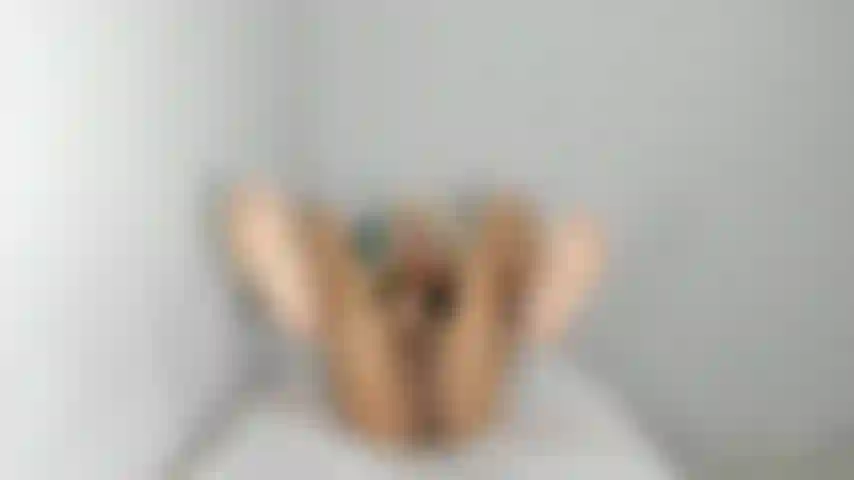 Piernas abiertas + pies + ojete + paja.