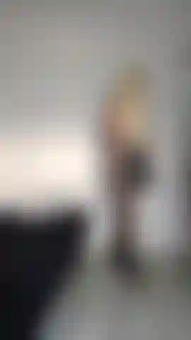 Striptease completo con medias de rejilla y tacones.