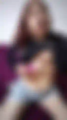 También quiero sentir tus vibraciones en mis tetas y coño.