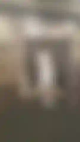 Me escabullo para jugarme con mí misma en el viejo cobertizo, pero me asusto al darme cuenta de que alguien me está mirando; sin embargo, termina siendo divertido cuando se convierte en una secreta experiencia de gloryhole.