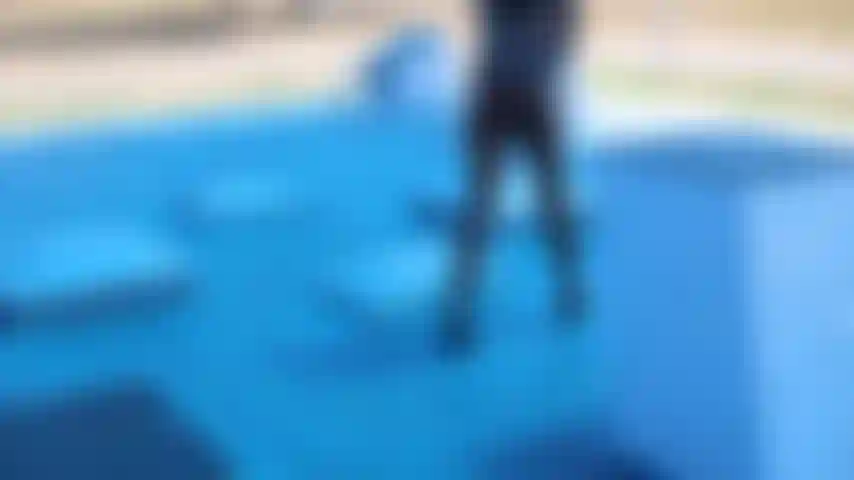 Afuera para que el mundo la vea.