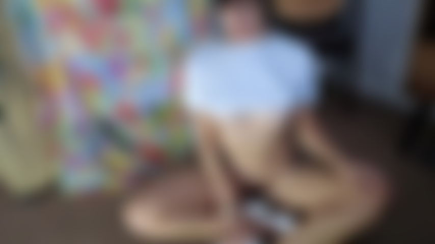 Tacones blancos, sin sujetador, provocativa mojada y salvaje.