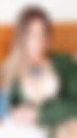 ¿Puedes seguir mirándome a los ojos mientras jugueteo con mis pezones?