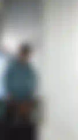 Necesitas una milf estricta que te enseñe una lección.