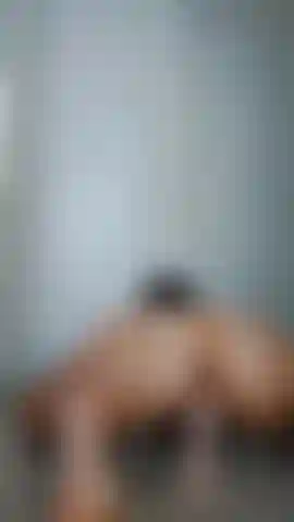 Rebotando, gimiendo, corriéndome