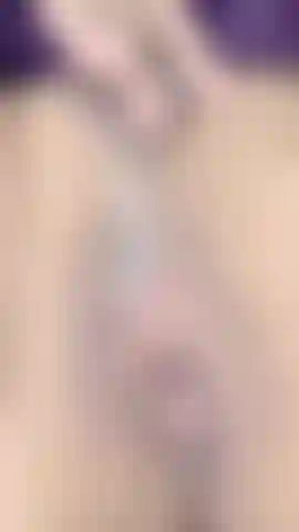 Toqueteando y frotando mi coño cremoso de cerca.