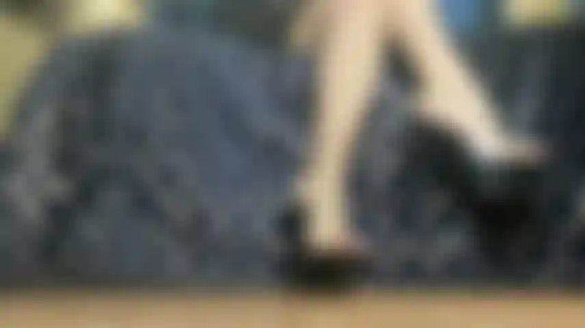 Pies descalzos y tacones de plataforma abiertos.