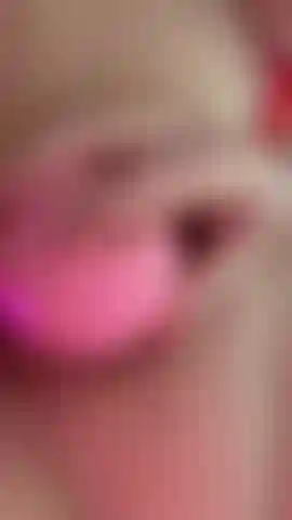 Jugando con mi juguete rosa.