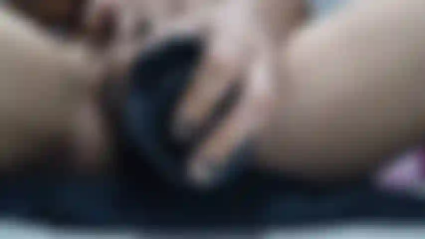 Jugar con mi cuerpo y dildo en el baño