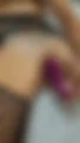 Exploto de placer con mi consolador.