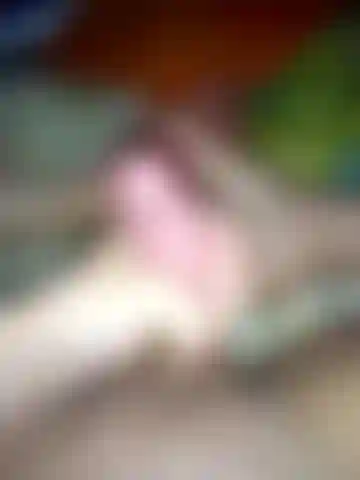 Veo pornografía y me drena las pelotas en los pies (uñas de los pies de color rosa intenso y carga blanca espesa)).