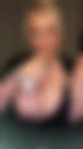 Masturbándome las tetas y dejando que esta polla de 8 pulgadas se corra por todas mis tetas.