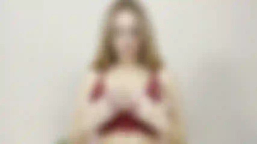 Solo 11/10/2023. Lenceria roja y cubana. Masajeo, hago rebotar mis tetas, pellizco, lamo y me pongo los cuernos en los pezones.