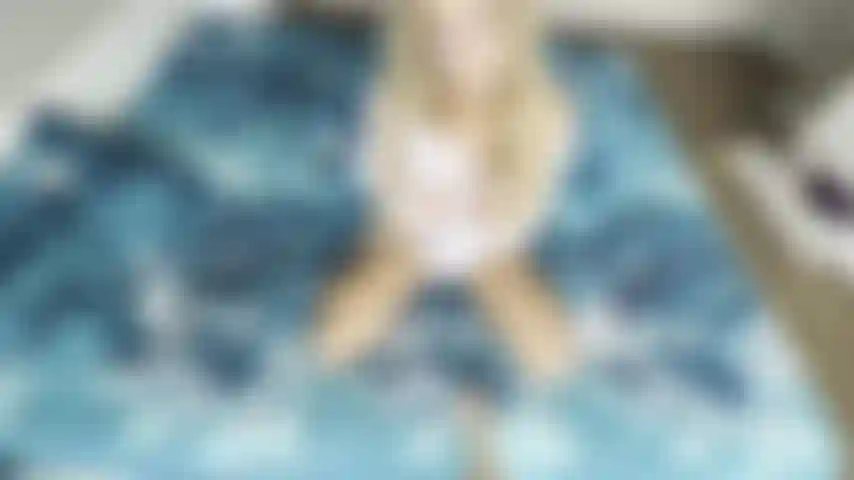 16/08/2023 Solo. Camisa blanca. Chupo suavemente un consolador mientras miro la cámara, me follo y luego lamo el consolador para limpiarlo.