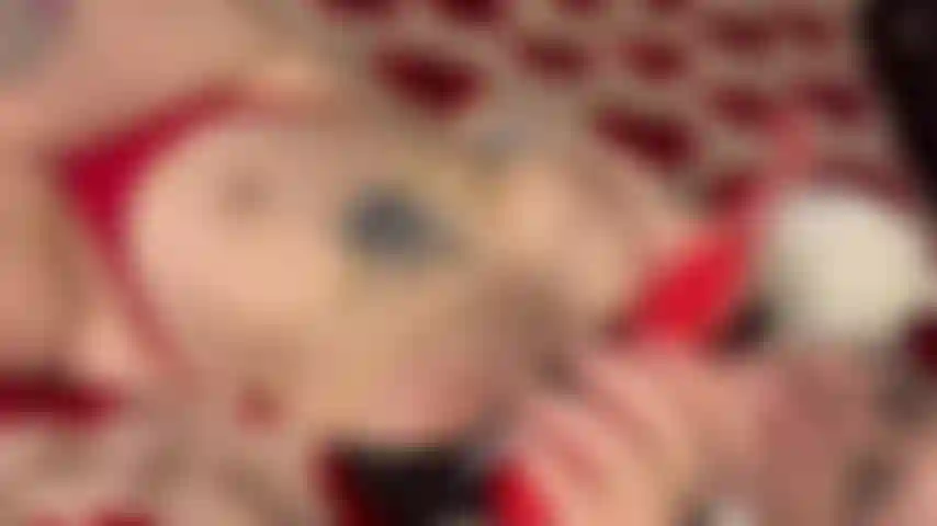 Cumming con contacto visual.