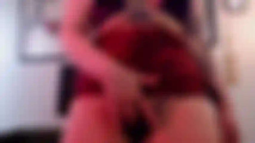 Follándome hasta correrme en un bikini de tanga morado y una minifalda rosa y negra.