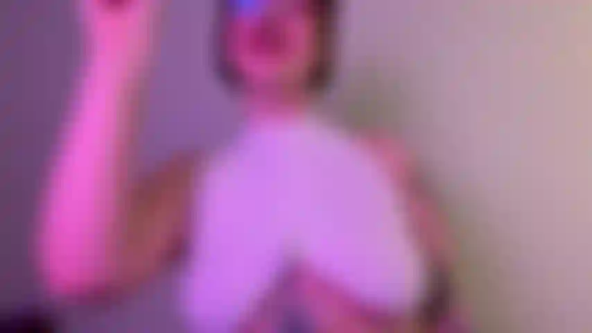 Follándome la garganta y destrozando mi camisa.