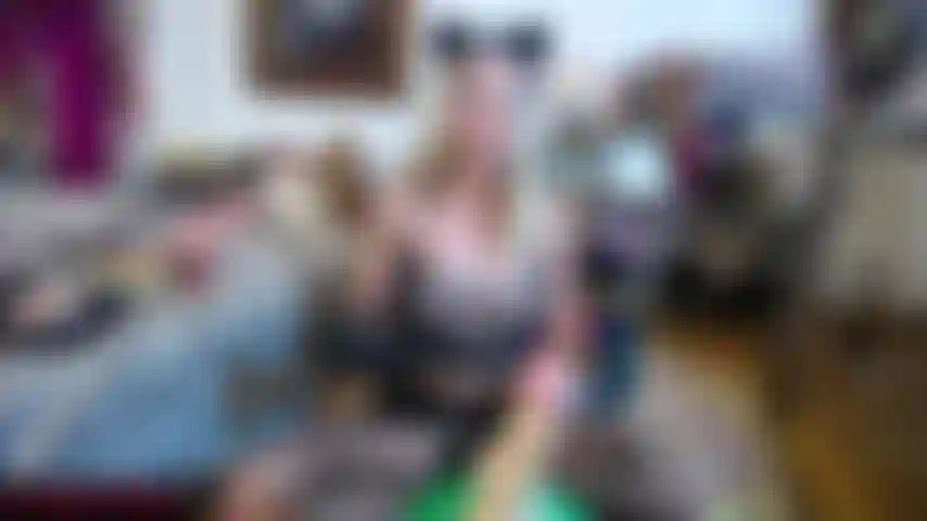 Pajearte con guantes negros correrme en las tetitas.