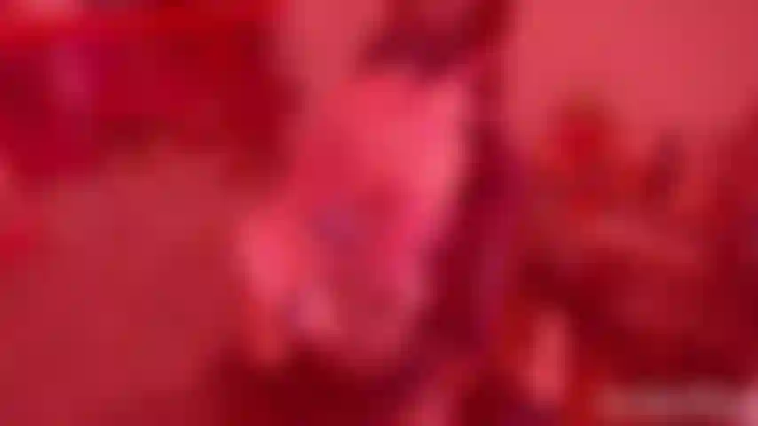 Joi desafía el cosplay de conejito de luz verde-roja.