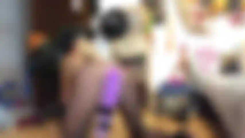 Llevo un bodypanty y un collar tambien orejitas peludas y plug peludo! Camino como un gato empiezo una mamada. Mírame de perrito y luego montando un gran consolador que me hará correr a chorros! Disfruta!!!